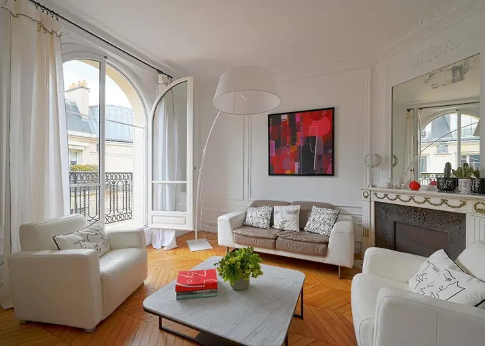 Luxury Apartment At Auteuil